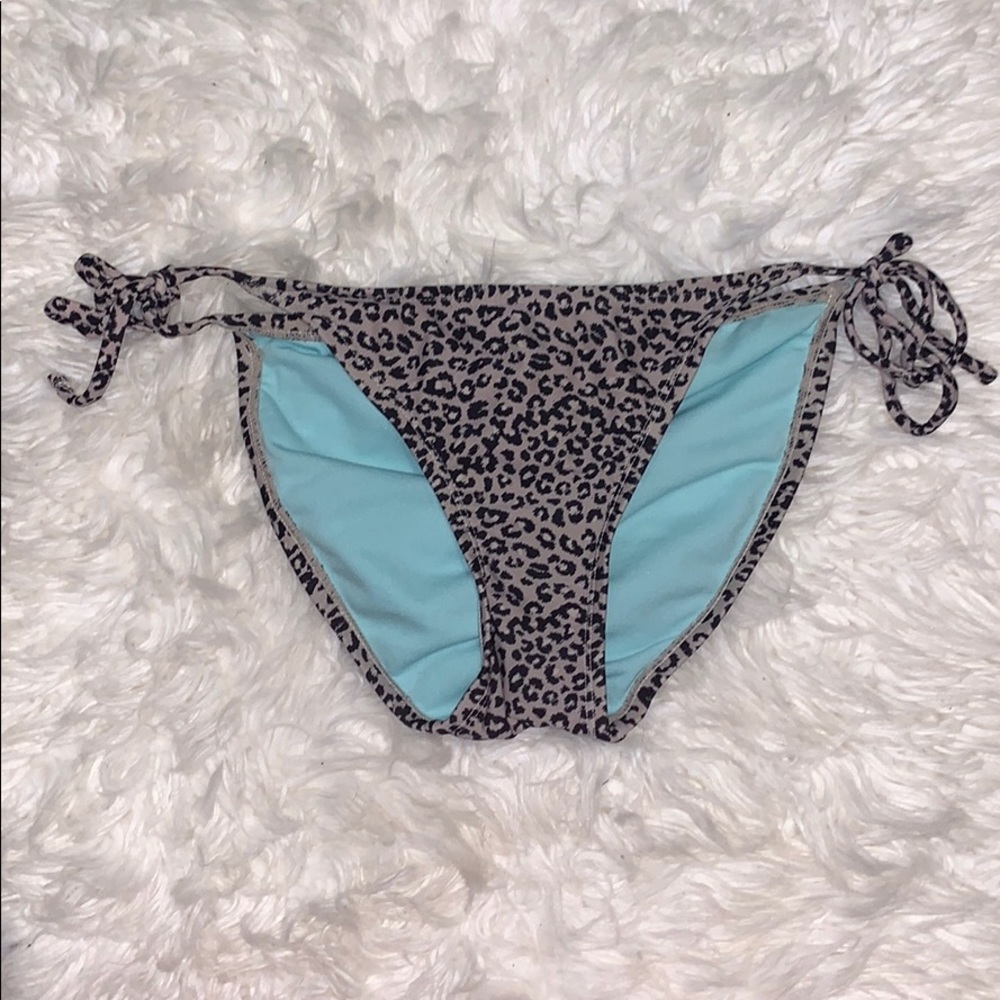 5 for $25🎈 Scrunch butt Snow leopard swim bottoms